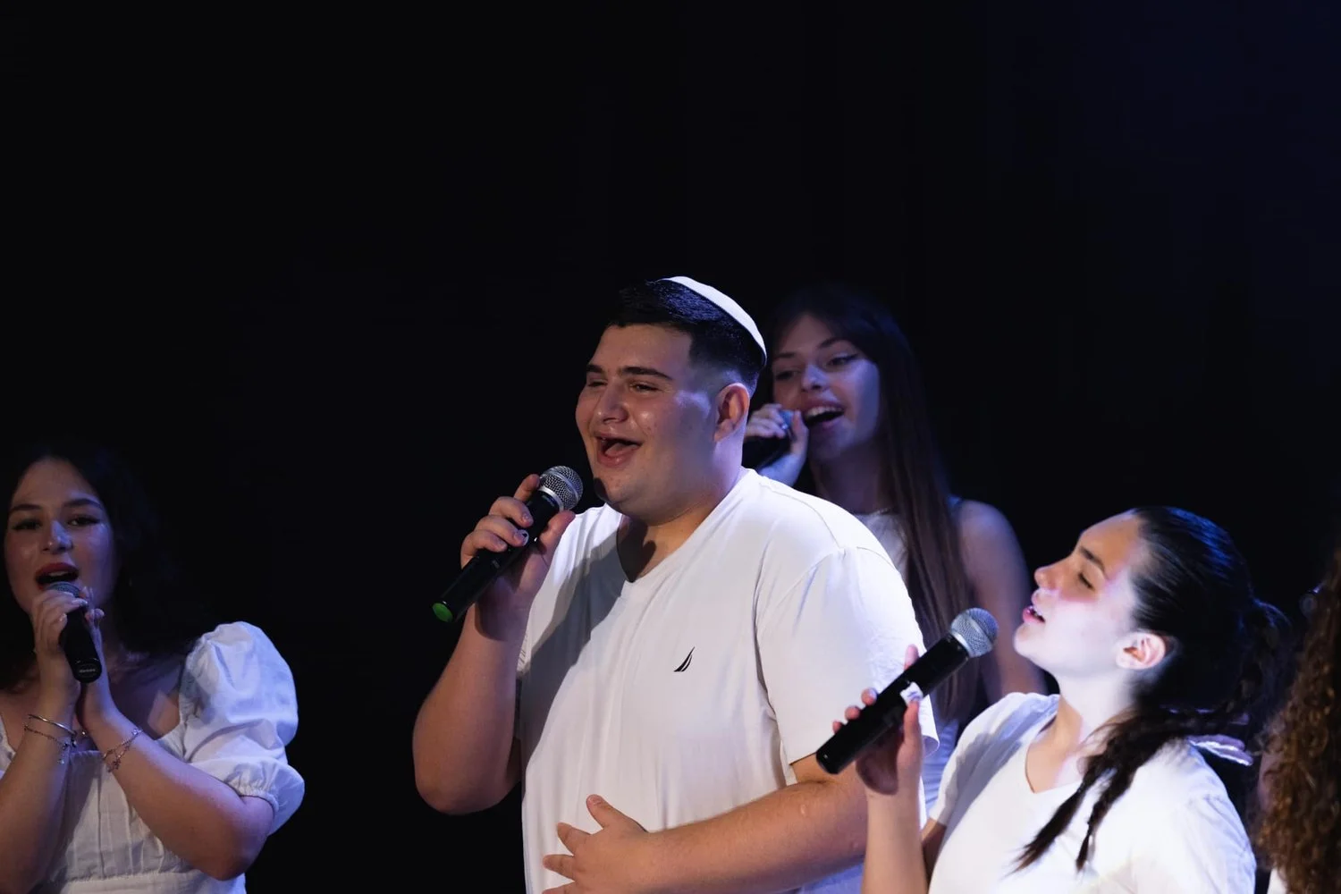 מופע ילדים עם תלבושות ותנועה בימתית בלהקת חלומות